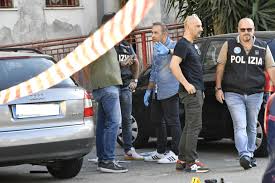 Il poliziotto di Crotone è indagato per omicidio. Cosa rivelano i video