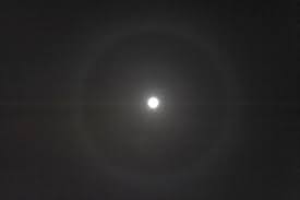 D.quel est l'effet de la force subie par la lune sur son mouvement ? C Est Quoi Ce Cercle Autour De La Lune Photos Rtl Info
