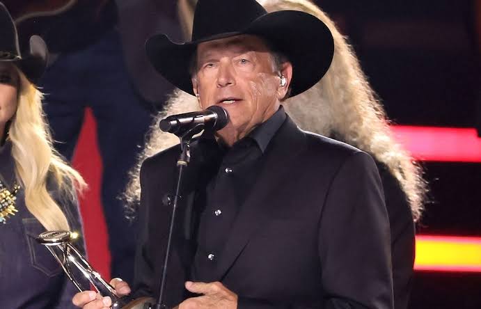 George Strait's grandkids watch as he accepts CMA lifetime achievement award  - Good Morning America