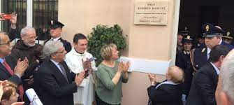 Mancini's playing career with the azzurri was complicated and unfulfilled, but the former mancini's bullish, direct manner and dictatorial idiosyncrasies would cause problems further down the line but it. Roma In Commissariato Una Sala Dedicata A Roberto Mancini Polizia Di Stato