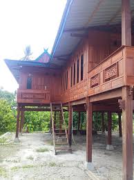 Penerapan model panggung ditunjukkan pada lantai 2, dengan 2 balkon berpagar kayu yang cukup lebar dan bersekat. Rumah Panggung Adat Bugis Is Rumah Panggung Adat Bugis Facebook