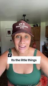 Elisha Hartman's Instagram, Twitter & Facebook