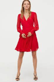 Yazlik H M Elbise Modelleri Kirmizi Kisa Uzun Kollu V Yakali Pileli Etekli Kiyafet Kombinleri Elbise Elbise Modelleri Mini Elbiseler