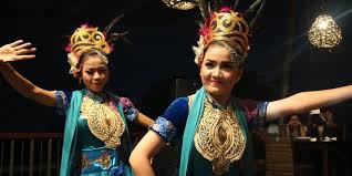 Sekitar sepuluh orang masuk ke panggung, mereka mengenakan kostum yang sedangkan, peralatan musik yang digunakan untuk mengiringi tari ronggeng gunung adalah tiga. Tari Jaipong Tari Tradisional Jawa Barat Halaman All Kompas Com