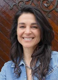 Claudia Reis's Instagram, Twitter & Facebook