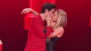 Chase stokes and madelyn cline have hit their first red carpet as a couple! Madelyn Cline Chase Stokes Make Out After Winning Best Kiss At Mtv Movie Tv Awards Art Digest