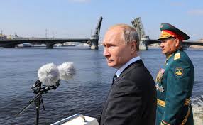 Руководство страны и высшие чины вмф рф поздравляют своих подчинённых с этим профессиональным праздником, а наиболее отличившиеся военнослужащие награждаются государственными наградами, внеочередными воинскими званиями, памятными подарками, правительственными грамотами и благодарностями командования российского фло. Gah0kkrujndeum