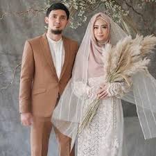 Sebagai busana penghangat tubuh, pada umumnya sweater terbuat dari bahan kain yang cukup tebal sehingga sangat nyaman dikenakan. Lebih Dekat Dengan Sapto Djojokartiko Perancang Busana Lindswell Kwok Lifestyle Liputan6 Com