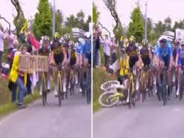 live/oggi tour de france 2021 in diretta streamingdiretta tour de france 2021 livediretta tour de france 2021diretta tour de francia 2021/ classifica vid. Tour De France Il Video Della Maxi Caduta Provocata Da Una Spettatrice Corriere Tv