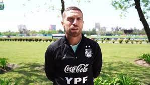 La selección argentina ya busca dar un paso más hacia la clasificación a cuartos de final de la copa américa esta noche, desde las 21 (tv con cuatro clasificados por cada zona a la siguiente fase, la selección tiene todo encaminado tras el empate con chile y el triunfo sobre uruguay, y el empate de. Argentina Vs Ecuador Alejandro Papu Gomez Se Convirtio En El Nuevo Peluquero De La Seleccion Argentina Rodrigo De Paul Eliminatorias Qatar 2020 Video Nczd Futbol Internacional Depor
