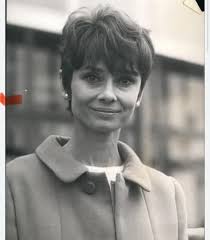 Alicia Silverstone żiedet ritratt ġdid.