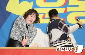 최근 타고난 운동 실력으로 '근수저'라 불리며 다양한 종류의 운동을 섭렵하고 있는 그녀. ê¹€ë¯¼ê²½ ì˜¤ëŠ˜ë¶€í„° ìš´ë™ëš± ë‹¹ì²¨ì˜ ìˆœê°„ ë‰´ìŠ¤1