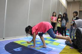 What is the asal usul of the permainan tradisional wau? Permainan Tradisional Sederhana Itu Bernama Engklek Traditional Games Returns