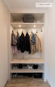 Landelijke Garderobe Met Inbouwspots Halinrichting Landelijke Garderobe Met Inbouwspots Garderobe Op Maat Laten Maken In 2020 Garderobe Kast Hal Kast Garderobe