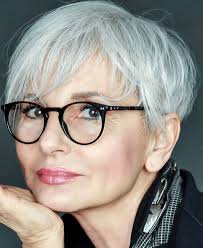 Zeitlose kurzhaarfrisuren damen 650x858 pixel 661 views. 30 Fabelhafte Frisuren Fur 50 Jahrige Frau Mit Brille Lerne Und Lehre Dich Damen Kurzhaarschnitt Graue Frisuren Kurzhaarfrisuren
