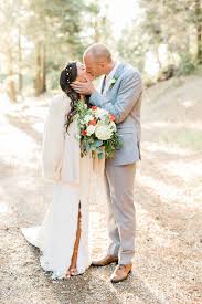 Cute Couple Kissing In The Woods At Their Wedding Light And Airy Photography At Pine Rose Cabins Lake Arrowhead Cabin Wedding Airy Photography Forest Wedding