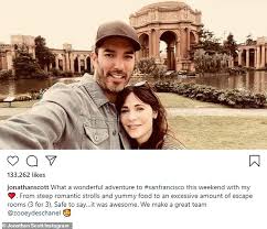 500 days of summer actress zooey deschanel recently gushed over her boyfriend jonathan scott! Zooey Deschanel And Jonathan Scott Smile In Snap From Their Great Journey In San Francisco Geeky Craze