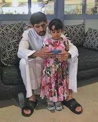 سمو الشيخ حمدان بن محمد بن راشد آل مكتوم ولي عهد دبي مع الطفلة لطيفة عيلان بنواس الكتبي ربي يحفظهم Crown P Arabic Clothing Prince Crown Duchess Catherine