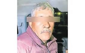 Atacan a balazos tienda de licores y camioneta estacionada