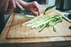 En esta edición, cómo afilar un cuchillo sin afilador, la mejor manera de congelar carne picada y una herramienta sorprendente. 15 Trucos De Cocina Que Haran Tu Vida Mas Facil Animal Gourmet