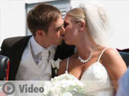 Podolski verrät stolz, dass er seiner monika sogar den ring selbst ausgesucht hat. Philipp Lahm Und Claudia Schattenberg Bilder Von Der Hochzeit In Aying Fussball