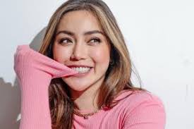 Doa Laudya Cynthia Bella untuk Melly Goeslaw di Usia 44 Tahun : Okezone  Celebrity