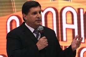 O jornalista aproveitou a data para agradecer a emissora pela ajuda nas horas difíceis. Apos Oito Meses Afastado Carlos Nascimento Volta Ao Sbt Para Assumir Bancada De Telejornal Entretenimento R7 Famosos E Tv
