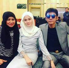 Sebelum izzati, jamal pernah berkahwin dengan basariah abdul latiff, noraina mohd yusof dan fatimatuzahrah samad. Datuk Jamal Abdillah 59 Dan Isteri Suami Isteri Bahagia Facebook