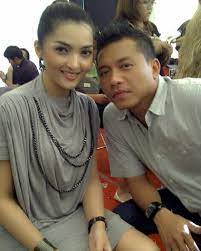 Anang hermansyah sebut hubungan istrinya, ashanty dengan aurel hermansyah terlalu dekat, sehingga dia melihat perubahan sikap ashanty. Ashanty Posting Foto Jadul Bareng Anang Hermansyah Dibilang Mirip Aurel Atta Halilintar Kapanlagi Com