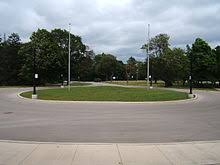 Pe de alta parte , comandantul eric lassard (george gaynes) este singurul care nu e de acord cu schemele nici ale lui harris , dar nici ale lui hurst. Police Academy Wikipedia