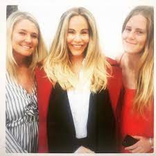Born to celebrity parents has led her to the limelight. Heao1li3tnnlvm