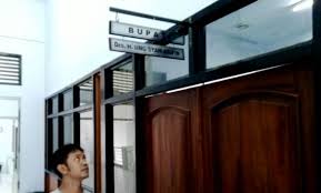 Memang menjadi kebiasaan premis perniagaan/perkhidmatan meletakkan papan tanda buka/tutup/rehat di pintu premis untuk kemudahan pelanggan. Ini Alasan Papan Nama Iing Syam Arifin Dicopot Di Ruang Bupati Ciamis Harapan Rakyat Online