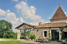 Dans Le Sud Ouest De La France Une Ancienne Ferme Renovee En Maison De Vacances Parfaite Par Sarah Lavoine Maison De Vacances Belle Maison Maison De Campagne