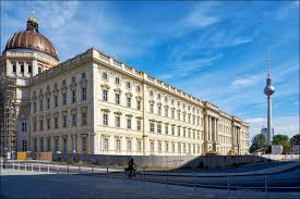 Das humboldt forum im berliner schloss verknüpft die auf den historischen ort bezogene architektur mit einem zukunftsweisenden. The Anticlimactic Opening Of The Humboldt Forum Aicgs