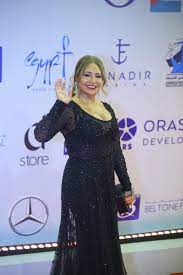 ومن جانبها أشادت الفنانة ليلي علوي بمهرجان الجونة مؤكدة أنه ولد كبيراً لعشق القائمين عليه والمنظمين للسينما قائلة الفريق بأكمله متكامل وهذا سر نجاح أي عمل كما أضافت أنا أنبهرت بشكل كبير. Ù‡Ù† Ø¨Ø¥Ø·Ù„Ø§Ù„Ø© Ø³ÙˆØ¯Ø§Ø¡ Ù„ÙŠÙ„Ù‰ Ø¹Ù„ÙˆÙŠ ØªØªØ£Ù„Ù‚ Ø¹Ù„Ù‰ Ø§Ù„Ø³Ø¬Ø§Ø¯Ø© Ø§Ù„Ø­Ù…Ø±Ø§Ø¡ Ø¨Ù…Ù‡Ø±Ø¬Ø§Ù† Ø§Ù„Ø¬ÙˆÙ†Ø©