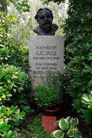 Read about geh in dein rosarotes grab from goetz george's zurück zur basis and see the artwork, lyrics and similar artists. Gotz George Hier Findet Er Seine Letzte Ruhe Gala De