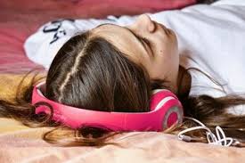 Saat mengajak bayi untuk tidur, selain melakukan white noise seperti shuu. Efek Mendengarkan Musik Sebelum Dan Saat Sedang Tidur Wajib Disimak Buat Yang Sering Melakukannya Semua Halaman Kids