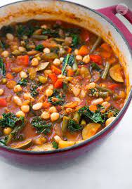 Impiatta il minestrone di verdura e servilo caldo o freddo, a tuo piacimento! Minestrone Rustico Con I Legumi Ricette Al Volo