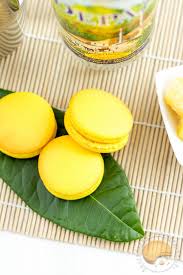 Macarons Garnis D 39 Un Cremeux A L 39 Ananas Parfume Au Rhum Macaron Ananas Patisserie Francaise
