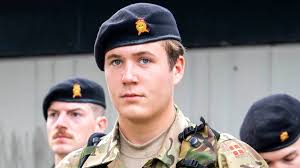 Kronprins Christian er regent: Skal han afbryde opholdet på kasernen og  flytte hjem til Amalienborg?