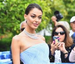 Oyuncu dilan çiçek deniz'in yıllar önce çekilen fotoğrafı sosyal medyayı salladı. Oyuncu Dilan Cicek Deniz Cannes Film Festivali Nde 800 Bin Euro Luk Mucevher Takti Son Dakika