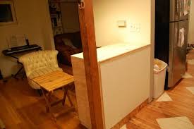 Dekorative Holzbretter An Der Aussere Seite Der Theke Ikea Kleine Wohnung Kleine Wohnungsideen Kleine Kuche