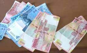 Untuk mencegahnya, gantunglah tas anda di gantungan daripada meletakkannya di lantai, terutama di dalam bilik toilet. Download Gambar Uang Banyak