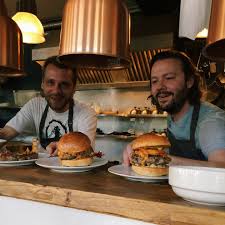Sezonowa wołowina idealnie wysmażona i tonąca w topionym serze cheddar. The Beef Chief My Burger Chief Culinessa
