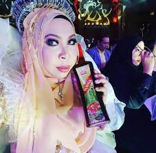 Lahir 24 oktober 1971) ialah seorang usahawan malaysia yang berasal dari kelantan. Datuk Seri Vida Is The Personification Of A Typical Boujee Mak Cik