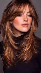 Trend 2026: frangia + scalature, Il combo delle donne super chic 💁‍♀️, Nel  2026 frange e tagli scalati saranno i veri protagonisti: eleganti, moderni  e leggerissimi, capaci di trasformare il look ...