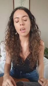 Je suis très heureuse de vous présenter le petit dernier à 4 cordes que  j'ai adopté!.. 😀 Et quoi de mieux que de l'inaugurer avec une chanson de  pomme 💚, #pomme #chansonfrancaise #voix #chant #cover ...