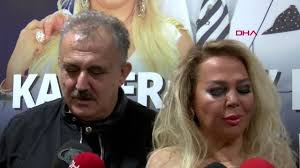 13 yaşında görücü usülü evlendiği ziya akaröz (1974) ile 15 yıl evli kaldıktan sonra ayrılmışlardır. Kayseri Safiye Soyman Esi Ile Yaprak Sarma Yarismasina Katildi Haberler