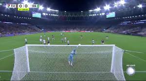 Savarino solta pancada de fora da área e Anderson faz outro milagre para a Chapecoense