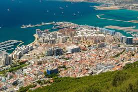 Gibraltar dʒɪˈbrɔːltɚ ) — заморскаятерриториявеликобритании на юге пиренейскогополуострова , включающая гибралтарскуюскалу и песчаный перешеек , соединяющий скалу с пиренейским полуостровом. Gibraltar Tipps Der Reise Guide Fur Das Britische Uberseegebiet